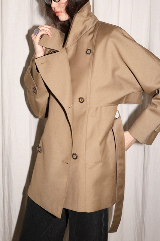 Klassischer kurzer Trenchcoat aus Twill mit 3D-Silhouette und Kragen.