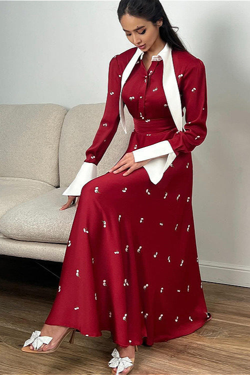 Elegantes, geblümtes Satinkleid mit Rüschen, V-Ausschnitt und betonter Taille