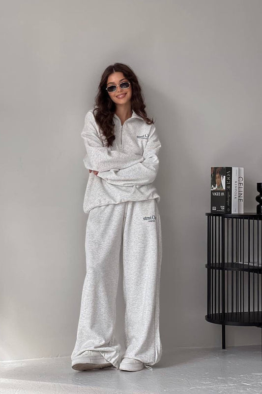 Zweiteiliges Set aus Kapuzenpullover mit Buchstabenprint und halbgeschlossener Hose in lockerer Passform.