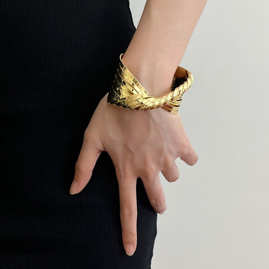 Metallarmband mit Kreuzwicklung, unregelmäßiger offener Form