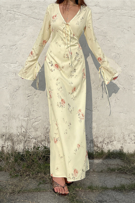 Süßes Maxikleid mit V-Ausschnitt, ausgestellten Ärmeln, Wickeloptik und Bindeband, schmal geschnitten, mit Blumenmuster