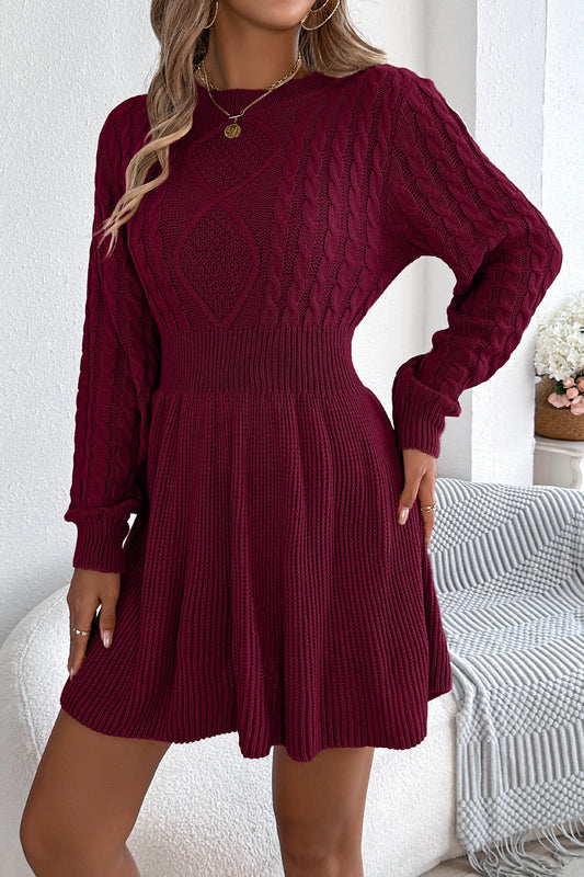 Minikleid aus einfarbigem Strick mit Rundhalsausschnitt, Zopfmuster und taillierter Passform