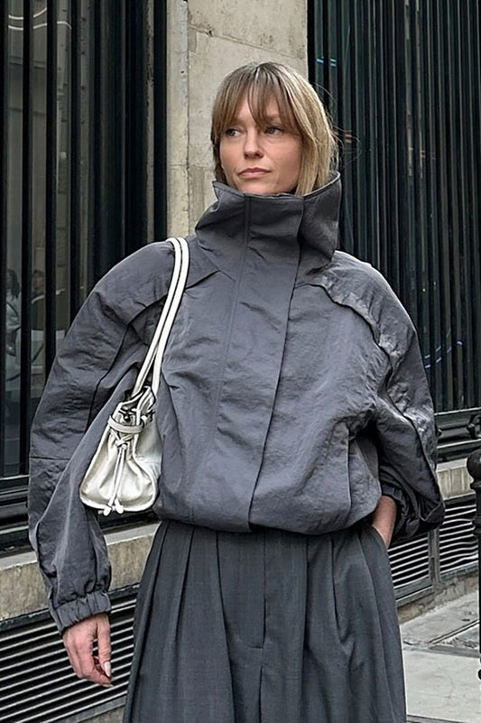 Lässige graue Jacke mit hohem Kragen