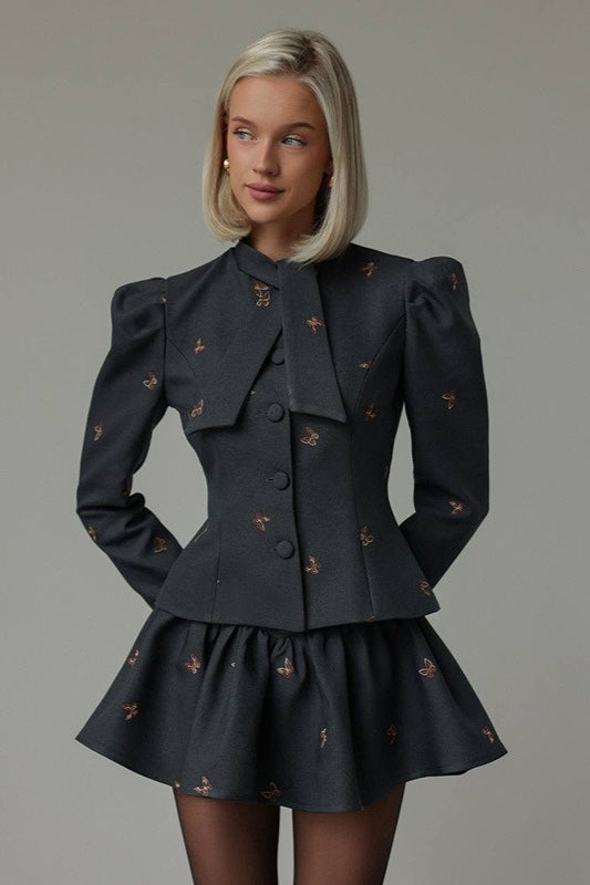 Zweiteiliges Set aus besticktem Blazer mit Taillengürtel und Minirock