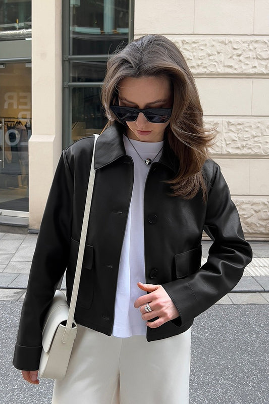 Kurze Lederjacke im Moto-Stil