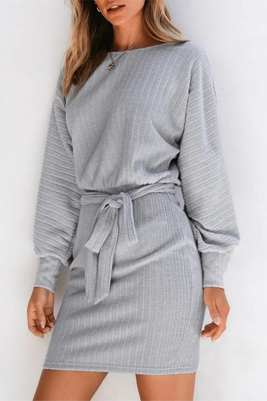 Geripptes Strickkleid mit Gürtel