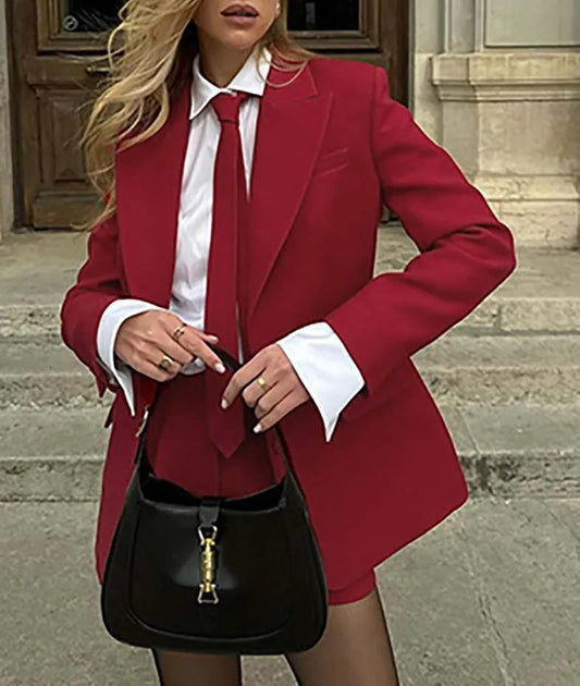 Rote Taschen, Krawattenknopf-Shorts, Büro-Zweiteiler