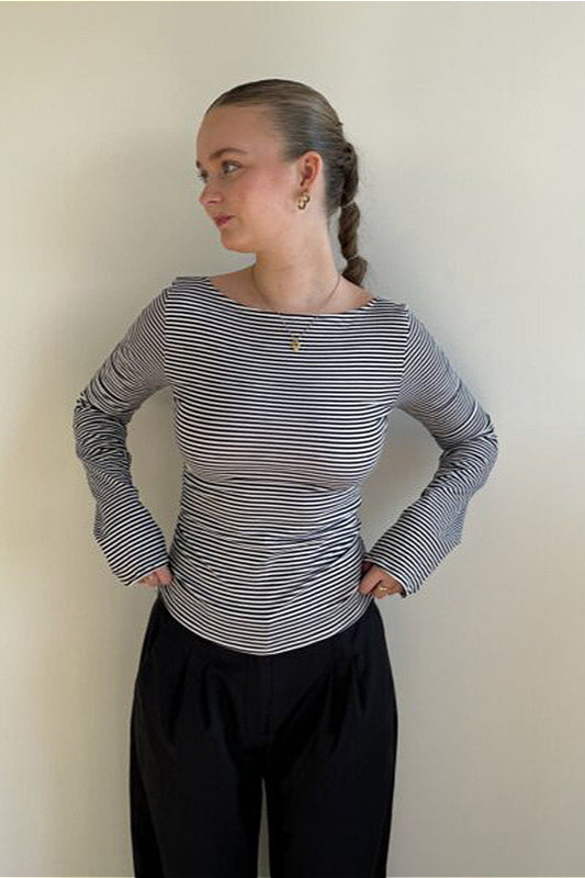 Basic-Strickbluse mit Rundhalsausschnitt, rückenfrei, gestreift und tailliert.