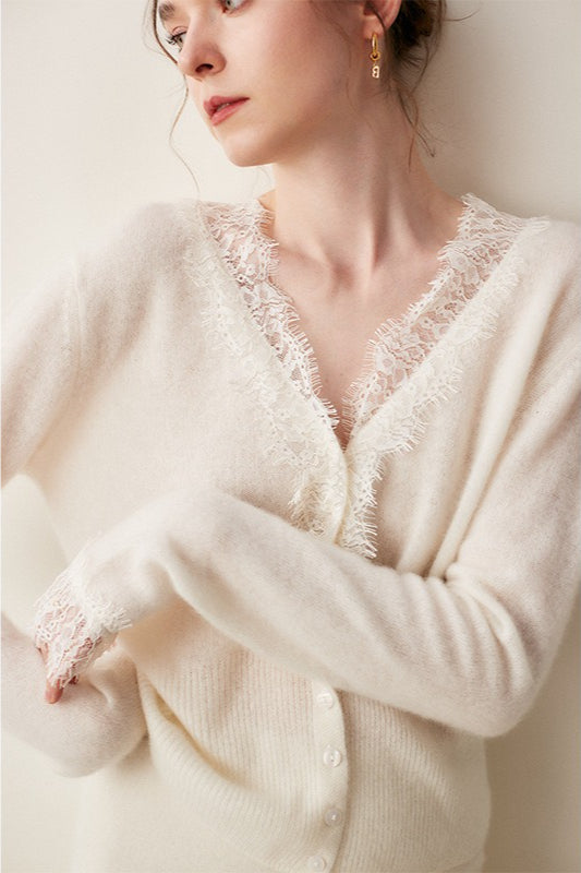 Strickjacke mit V-Ausschnitt und Kaschmirspitze
