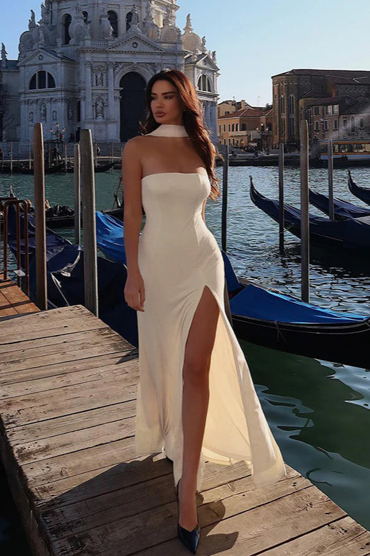 Trägerloses, figurbetontes Maxikleid mit Schlitz
