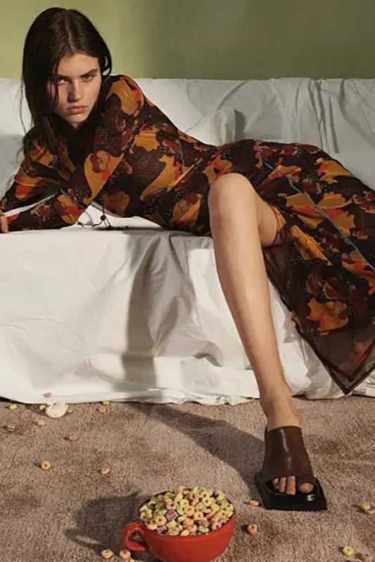 Transparentes Maxikleid mit Blumenmuster und langen Ärmeln und Schlitz
