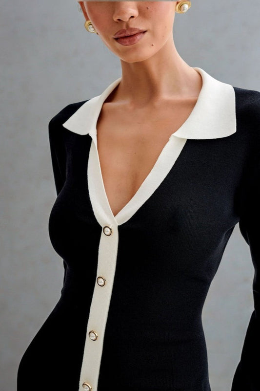 Strickkleid mit Perlenknöpfen und Rüschenkragen