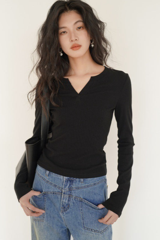 Hellgraues, tailliertes Stricktop mit V-Ausschnitt und langen Ärmeln