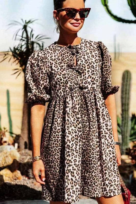 Einfarbiges Mini-Hemdkleid mit Bindegürtel