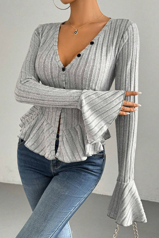 Volantbesetztes, figurbetontes Stricktop mit V-Ausschnitt