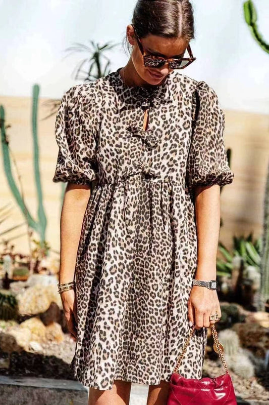 Einfarbiges Mini-Hemdkleid mit Bindegürtel