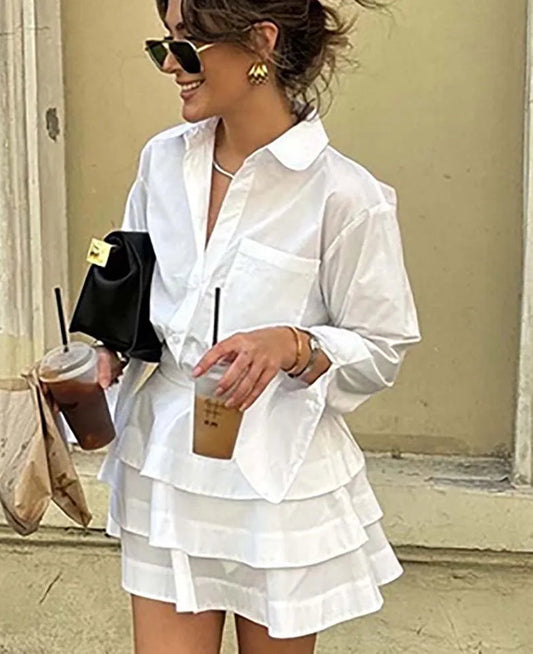 Weißes Büro-Zweiteiler-Set mit Taschen und kaskadierenden Rüschen