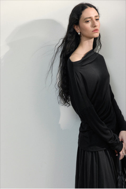 Asymmetrischer, taillierter Strickpullover mit One-Shoulder-Ausschnitt