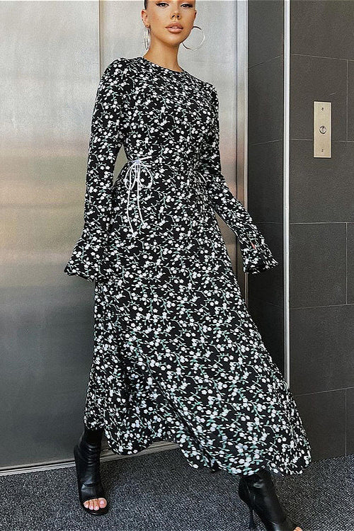 Kleid mit ausgestellten Ärmeln, Rundhalsausschnitt, geraffter Taille und Blumenmuster