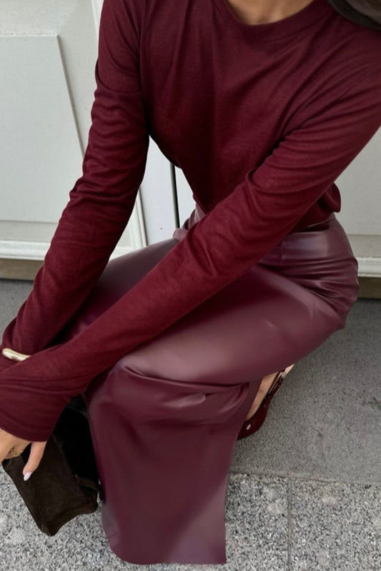 Figurbetonter Rock aus Kunstleder mit hoher Taille und Schlitz