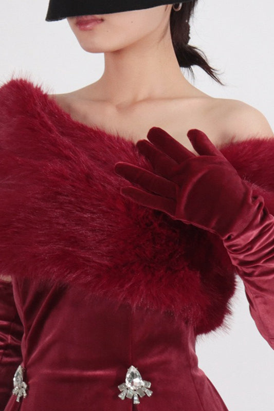 Stilvolles, einzigartiges, schmal geschnittenes Samtkleid mit Strassbesatz und Einsätzen