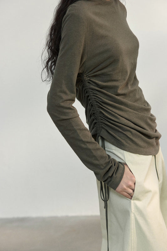 Figurbetonter, strukturierter Strickpullover aus Baumwollleinen mit Falten