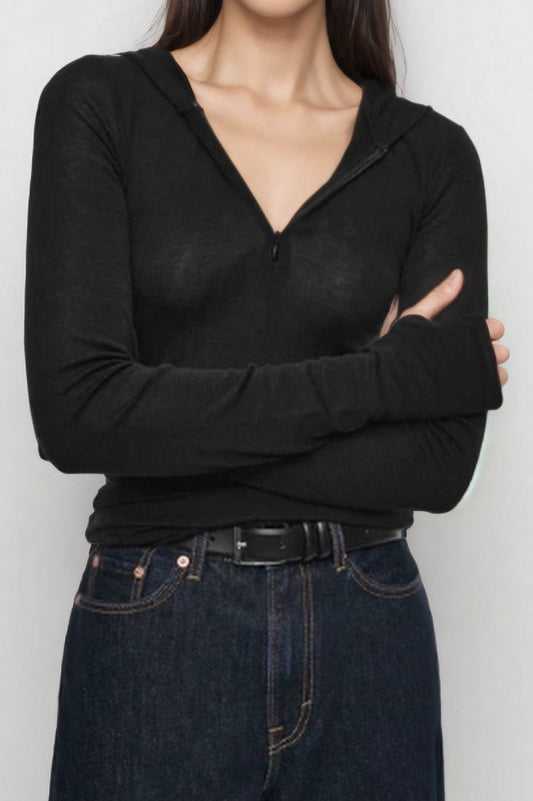 Lässiger Strickpullover mit Kapuze und halbem Reißverschluss