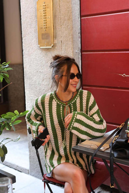 Grün-weiß gestreifter Strickpullover mit Bindegürtel