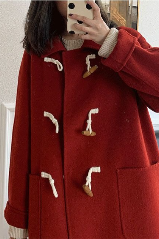 Kleiner roter, dicker Wollmantel mit Hornknöpfen