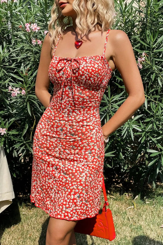 Stilvolles rotes Kleid mit Blumenmuster und Hosenträgern