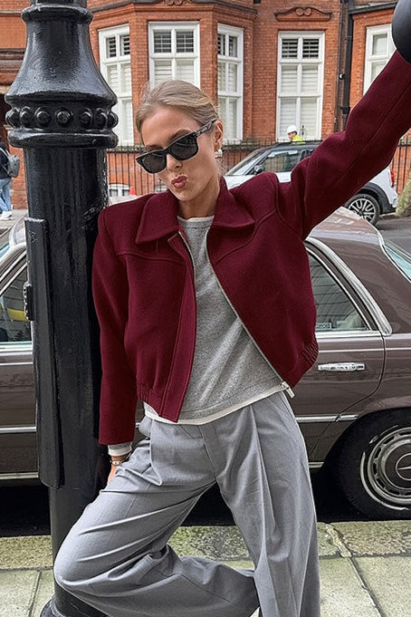 Burgunderfarbene, kurze Wolljacke im lässigen Retro-Stil mit Kragen, amerikanischem Design und kurzem Schnitt, mit burgunderrotem