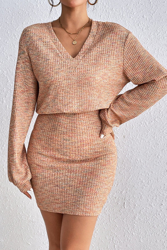 Rückenfreies Strickkleid mit langen Ärmeln