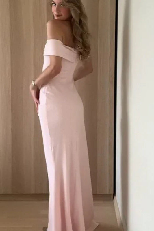 Abendkleid mit schulterfreiem, taillenbetontem Schlitz