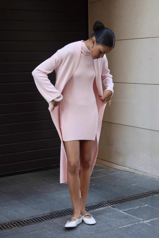 Zweiteiliges Set aus ärmellosem Strickkleid und tailliertem, langem Cardigan