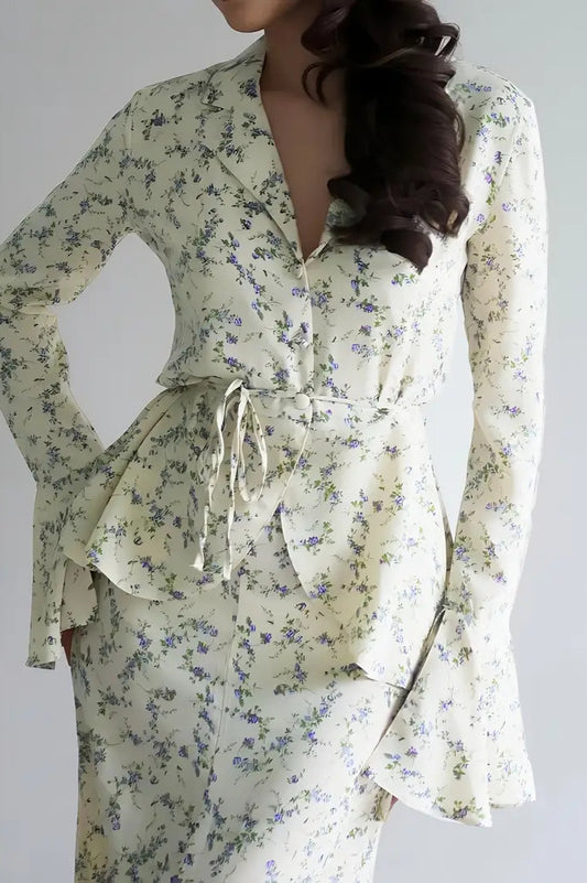 Zweiteiliges Set mit langärmligem, kleinem Blumen-Cinch-Top und Midirock