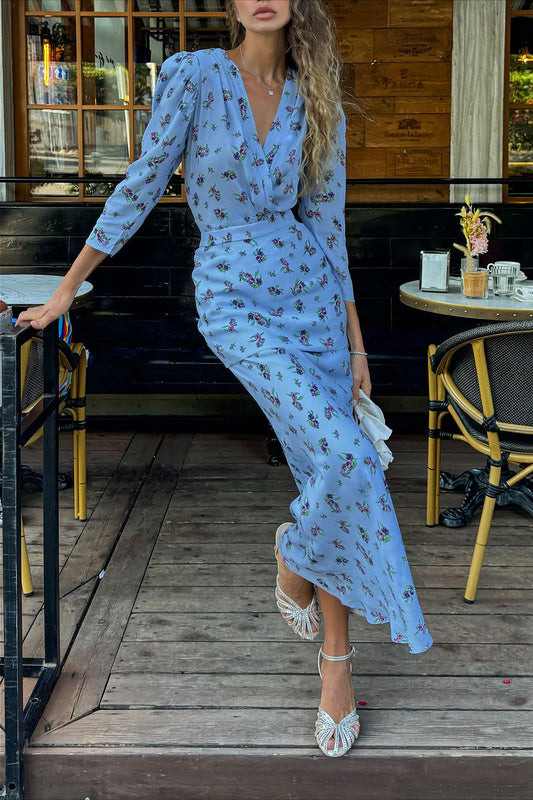 Elegantes, tailliertes Kleid mit V-Ausschnitt und Blumenmuster