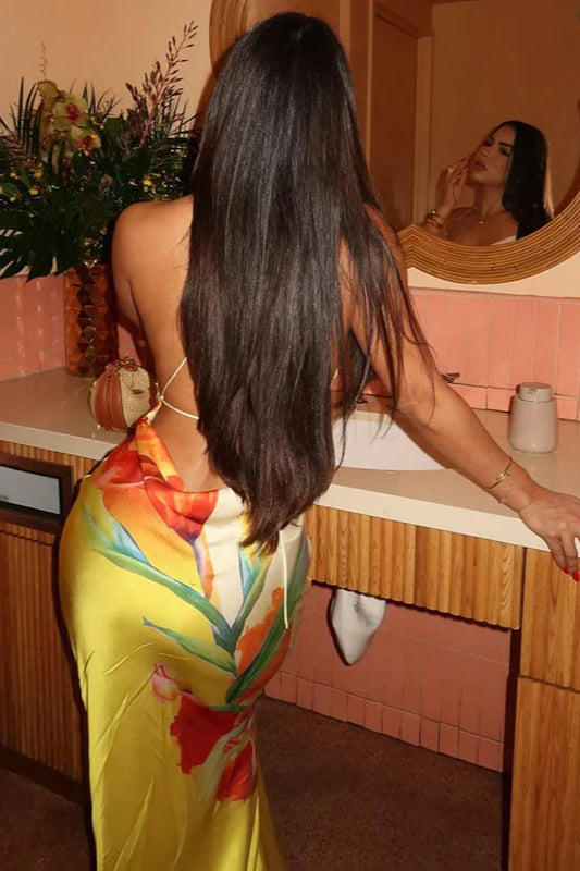 Elegantes Maxikleid mit schwingendem Kragen und Blumendruck in Kontrastfarbe