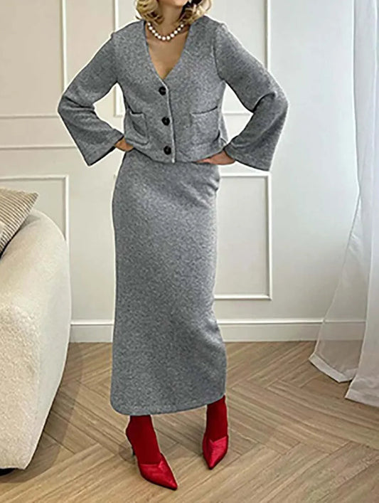 Weißer Strick-Zweiteiler mit V-Ausschnitt und schmalem Rock fürs Büro