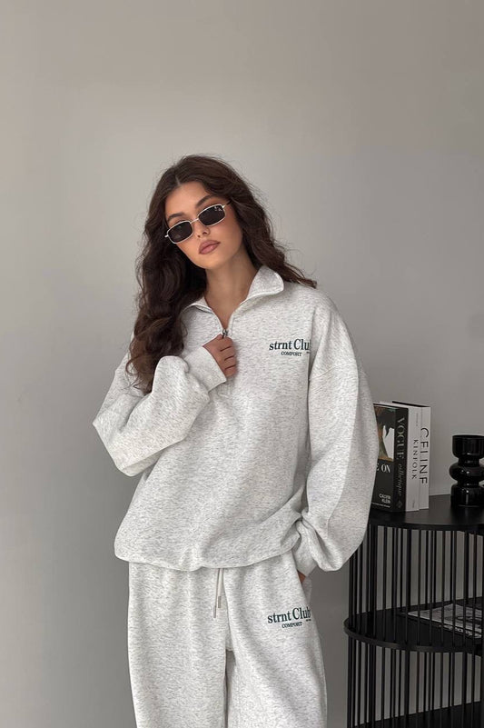 Zweiteiliges Set aus Kapuzenpullover mit Buchstabenprint und halbgeschlossener Hose in lockerer Passform.