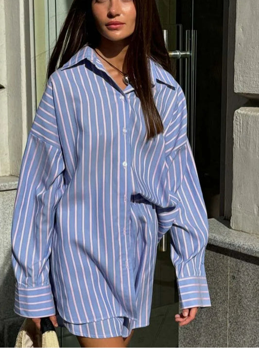 Zweiteiliges Set mit einreihigen Shorts und blauem Druck fürs Büro