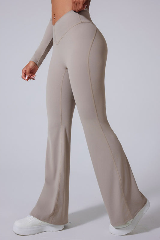 Leggings mit V-förmigem Bund und formen den Po beim Workout.