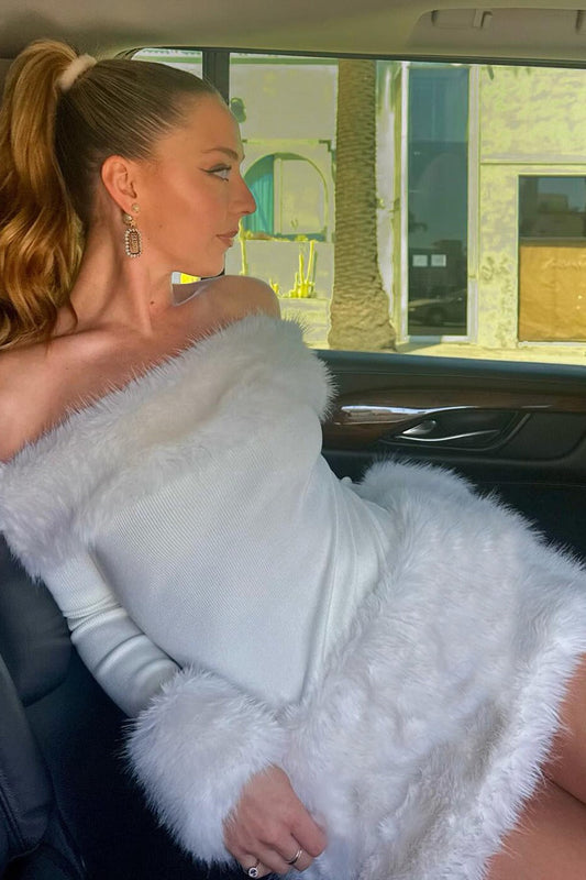 Elegantes, schulterfreies Strickkleid mit Plüschbesatz