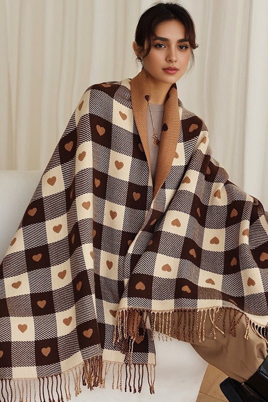 Doppelseitiger Schal aus Kunstkaschmir mit Herzkaromuster und Fransen