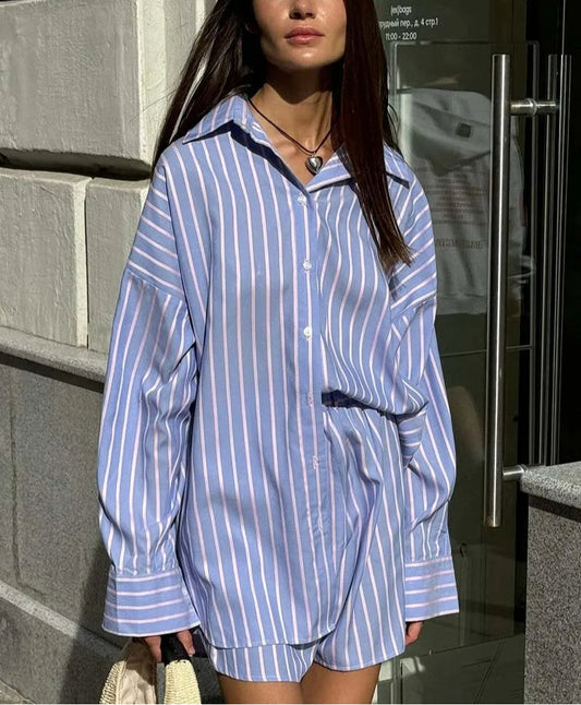 Zweiteiliges Set mit einreihigen Shorts und blauem Druck fürs Büro