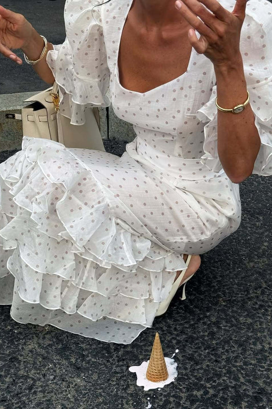 Weißes, figurbetontes Maxikleid mit Puffärmeln und Rüschen