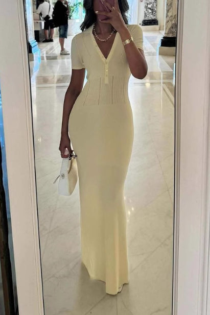 Kurzärmliges, schmal geschnittenes Maxikleid