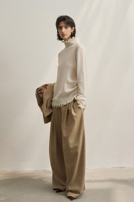 Strickpullover mit hohem Kragen und Fransen