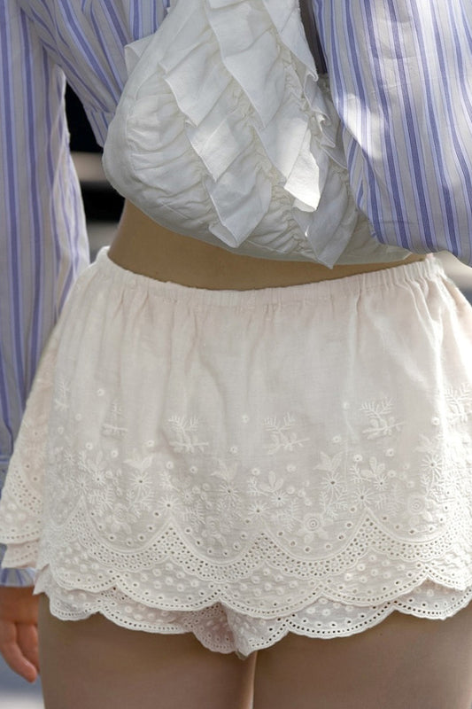 Schmal geschnittener Minirock mit Spitzenbesatz