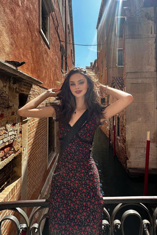 Schwarzes, figurbetontes Kleid mit Rosenmuster und V-Ausschnitt, schmal geschnitten, mit Blumenmuster