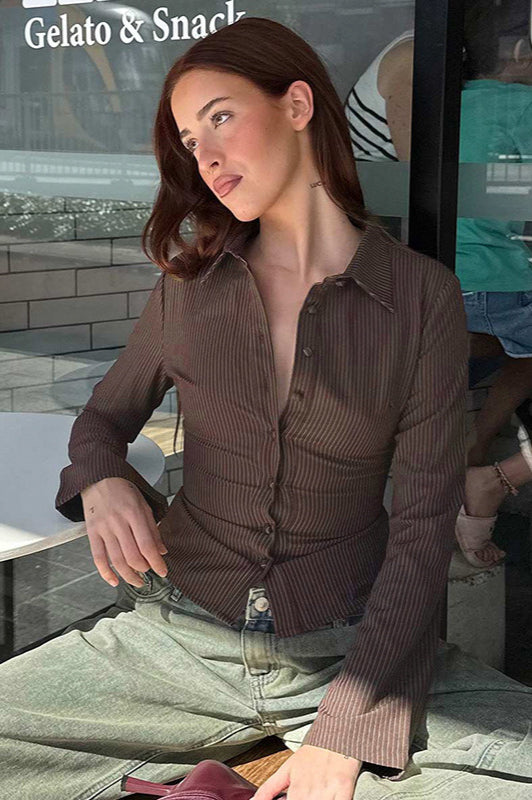 Bluse mit Polokragen, Streifen, Knopfleiste und taillierter Passform